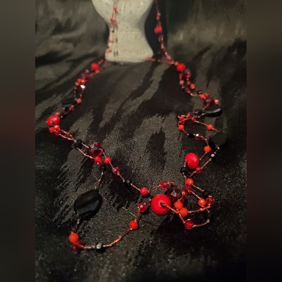 GORGEOUS Vintage delicate red and black sparkly beaded necklace with thread - Picture 4 of 4